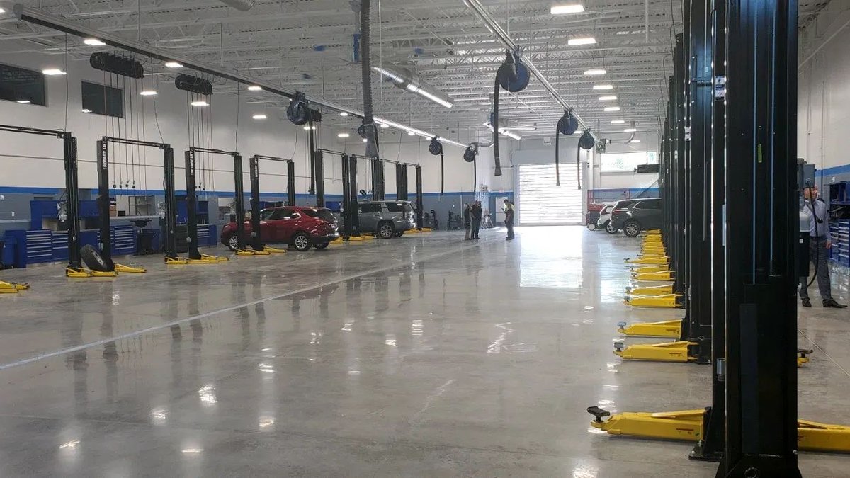 A multi-bay service department