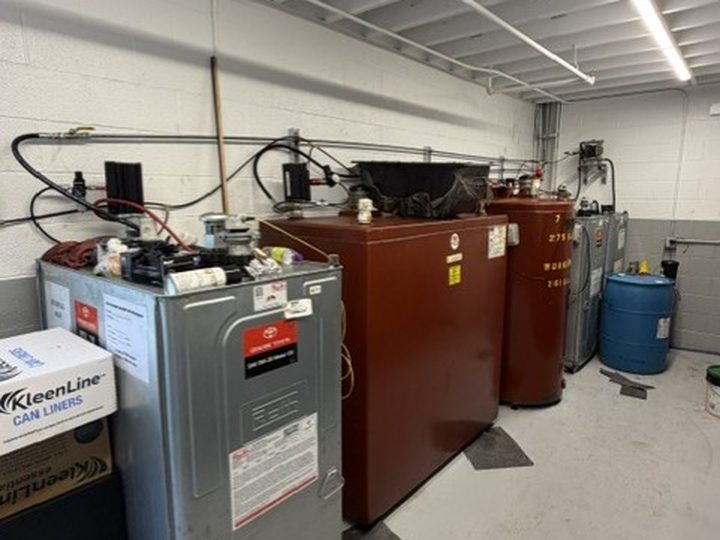 Lube room: bulk oil tanks and pumps