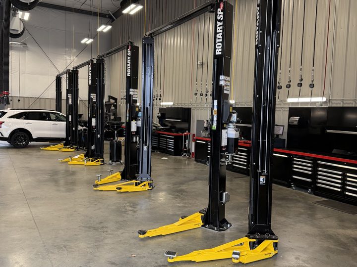 Rotary two-post lifts